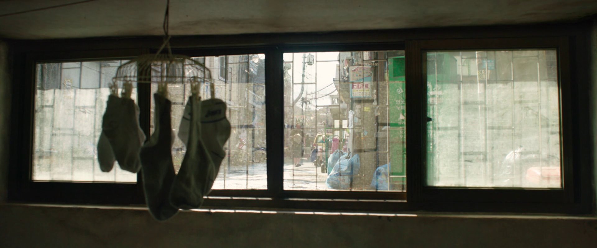 《寄生虫》中朴家别墅及金家住宅场景设计丨Lee Ha Jun,Namgoong Hyeonja-41