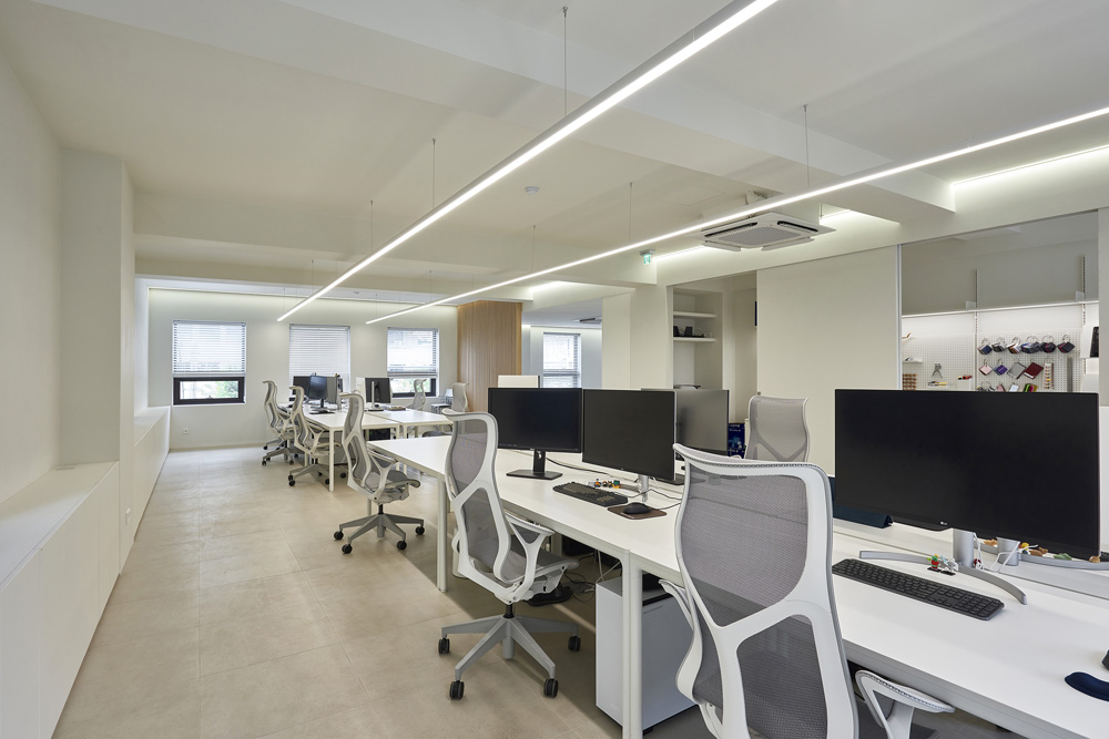 白色与木色，打造高级办公室空间-10