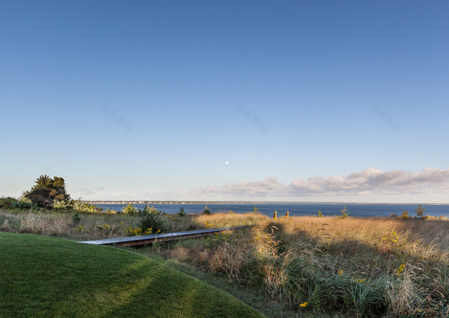 马萨诸塞州奎迪克岛度假小屋 | 融入自然的和谐设计-10