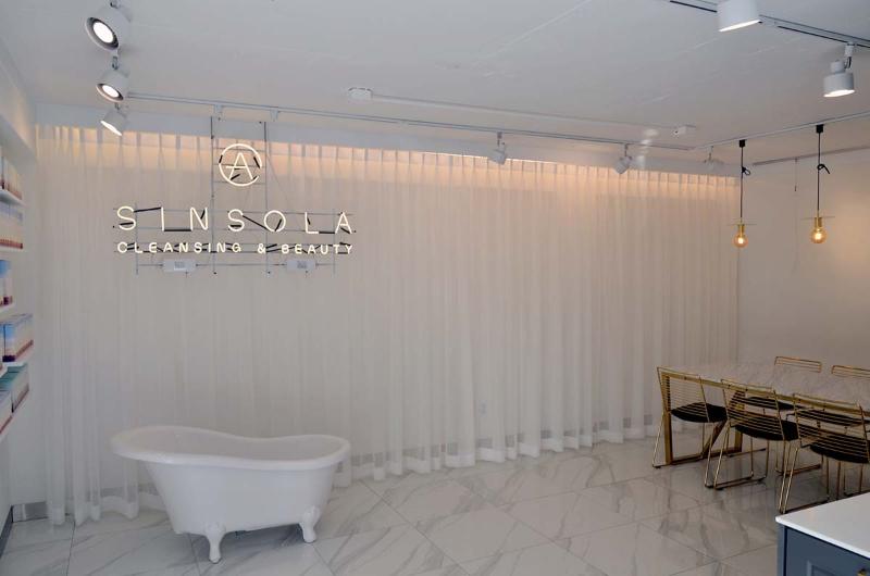 简约白诠释美妆品牌展示空间-3