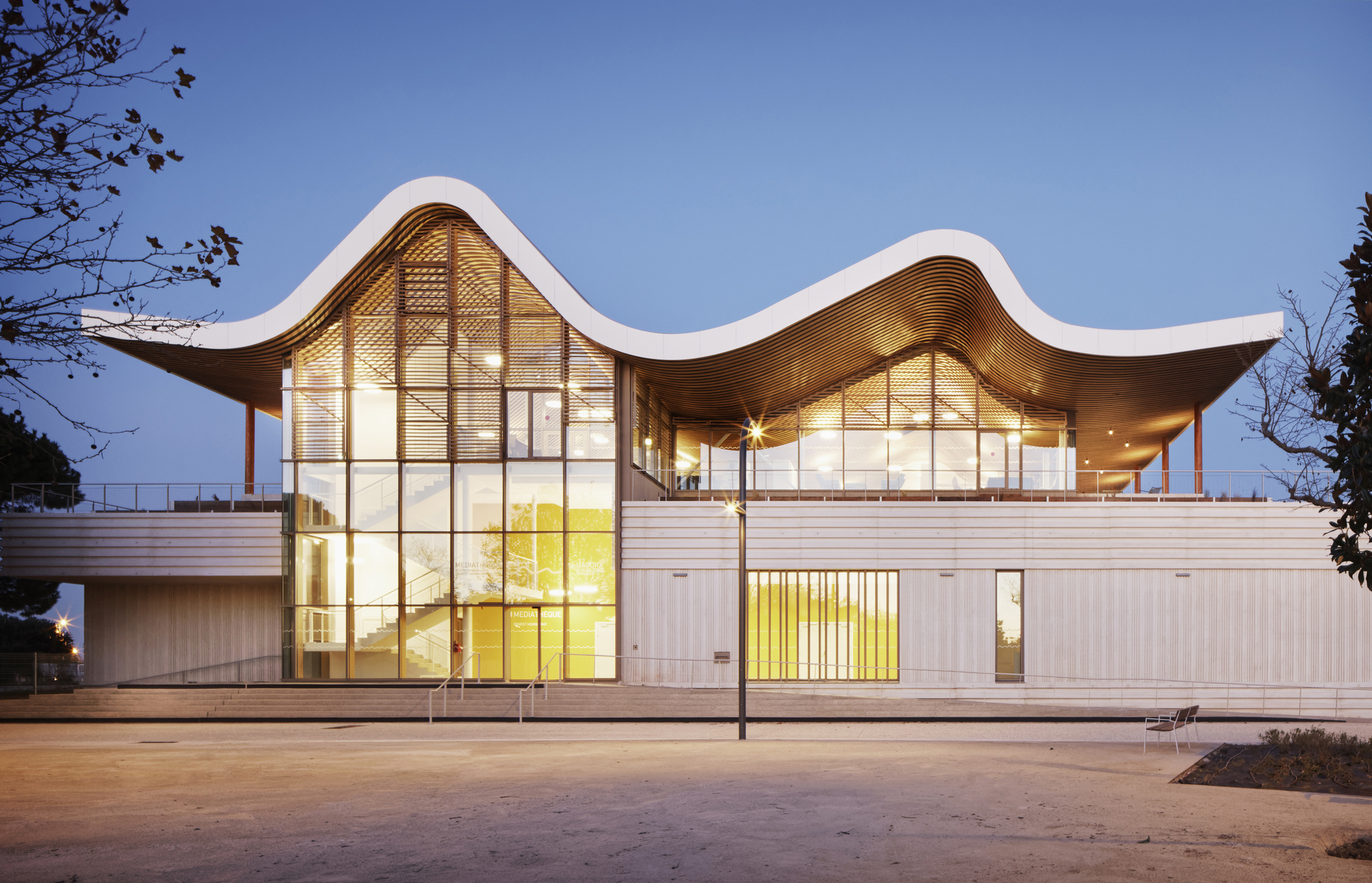 Event Hall L’Agora and Ernest Hemingway Media Library / Ateliers A+-34