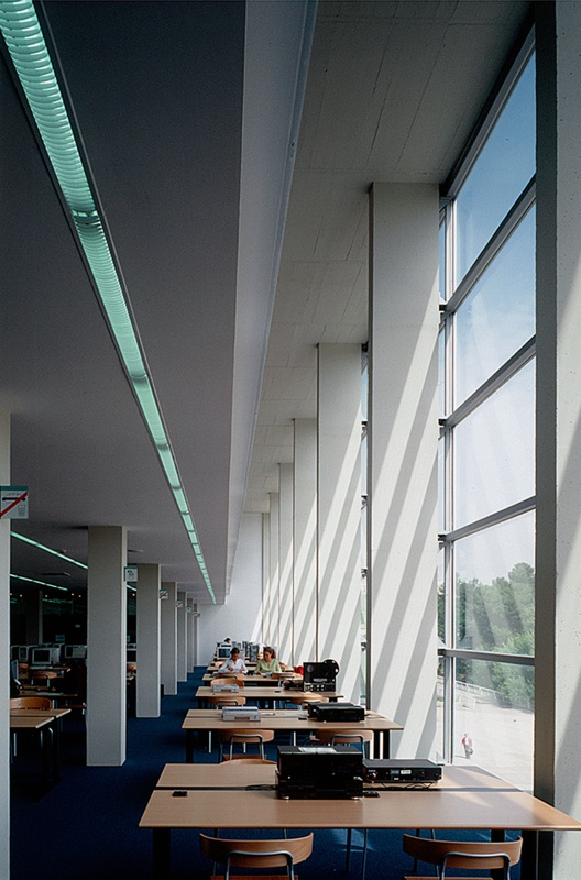 巴塞罗那自治大学传播图书馆及综合报库丨西班牙巴塞罗那-12