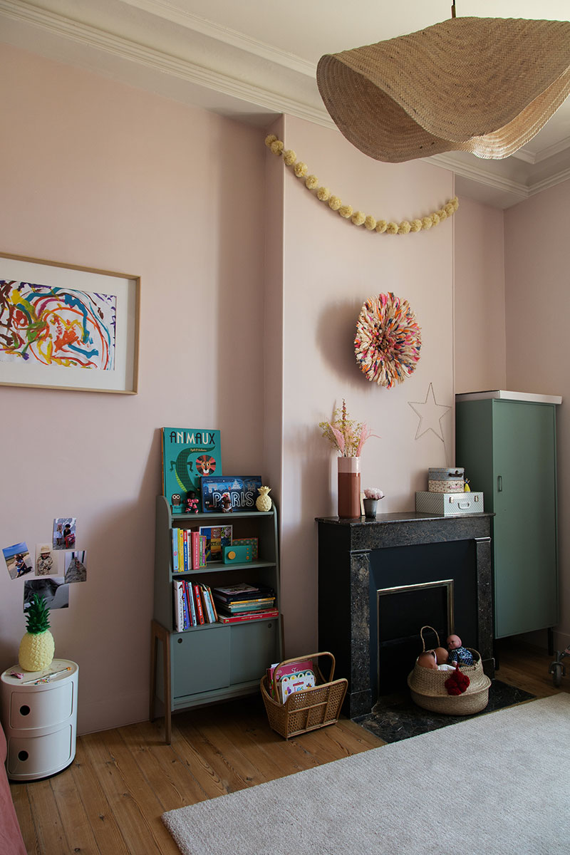 波尔多一个富有创意的家庭带有古典风格装饰的深色调公寓-16