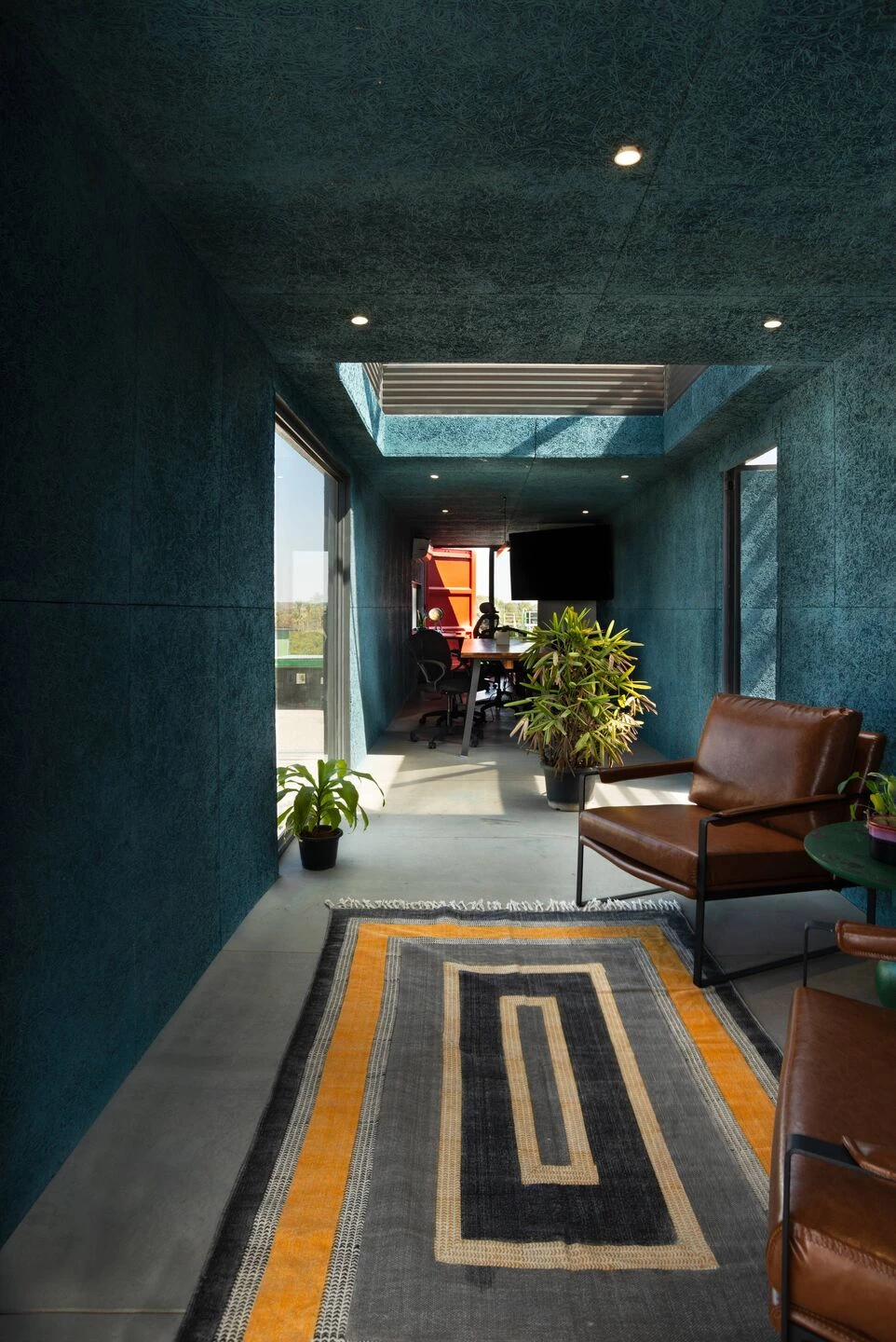 缤纷集装箱里的绿色办公空间-34