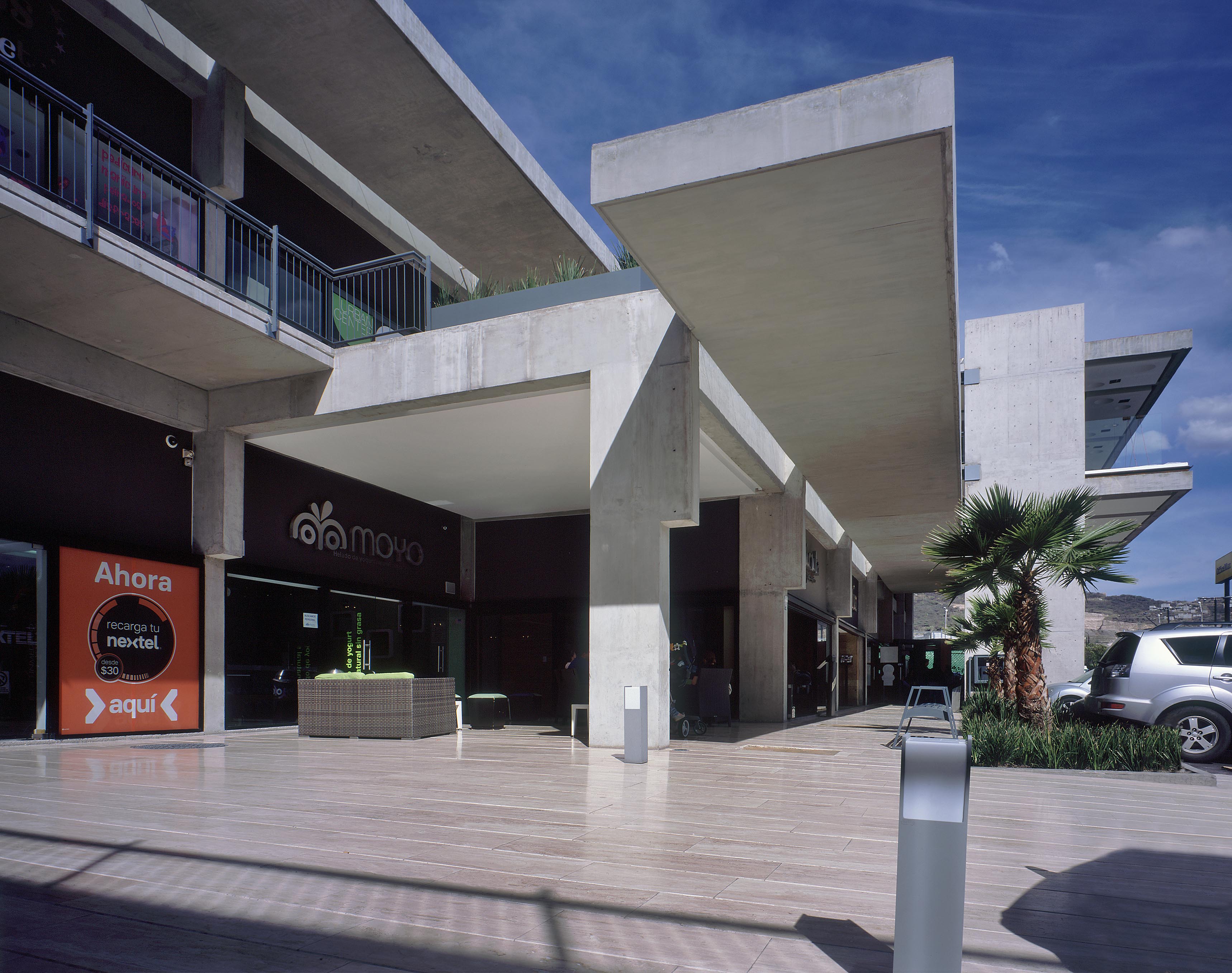 利用地形优势打造的商业中心-7