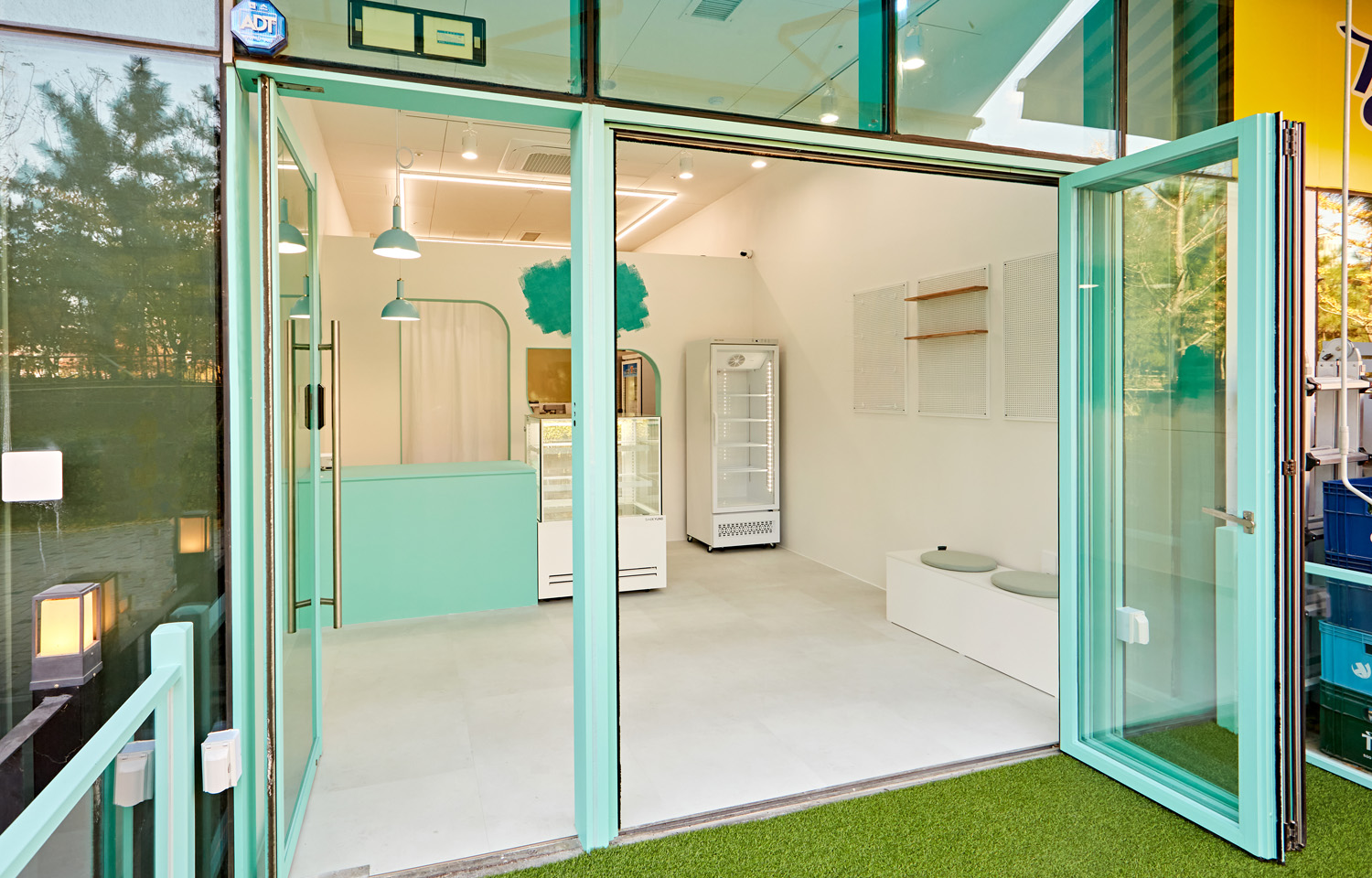 绿色清新，韩国零食店设计亮点-16