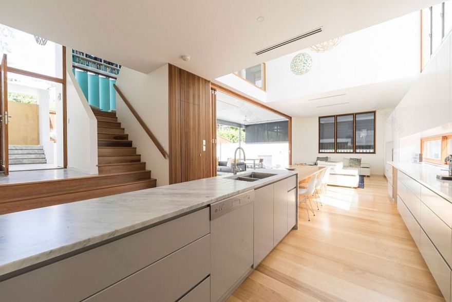 澳大利亚带明亮内饰的木质房屋丨澳大利亚布里斯班丨Joe Adsett Architects-9
