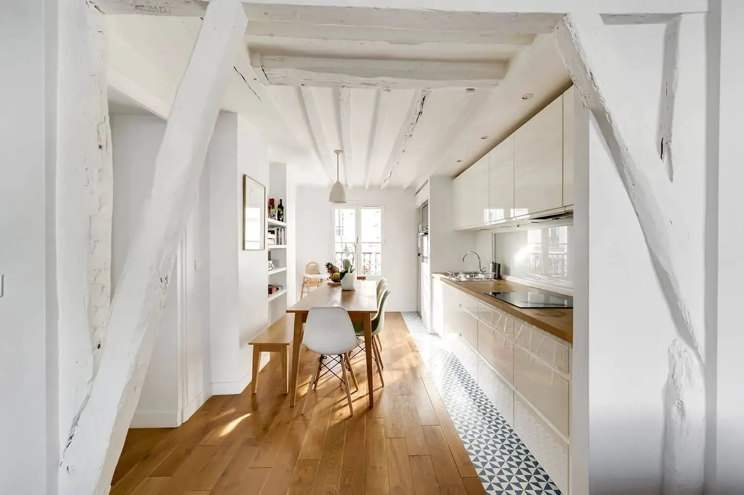 巴黎老建筑中焕然一新的家庭公寓设计-4