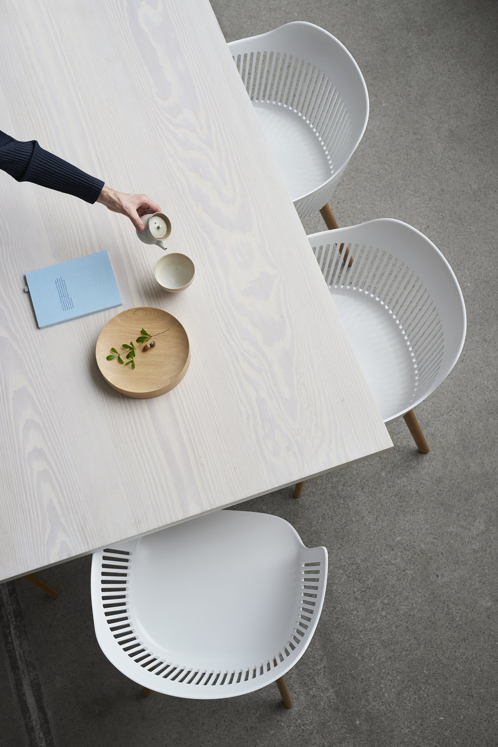 轻盈透明,经典重生的 AIIR chair-5