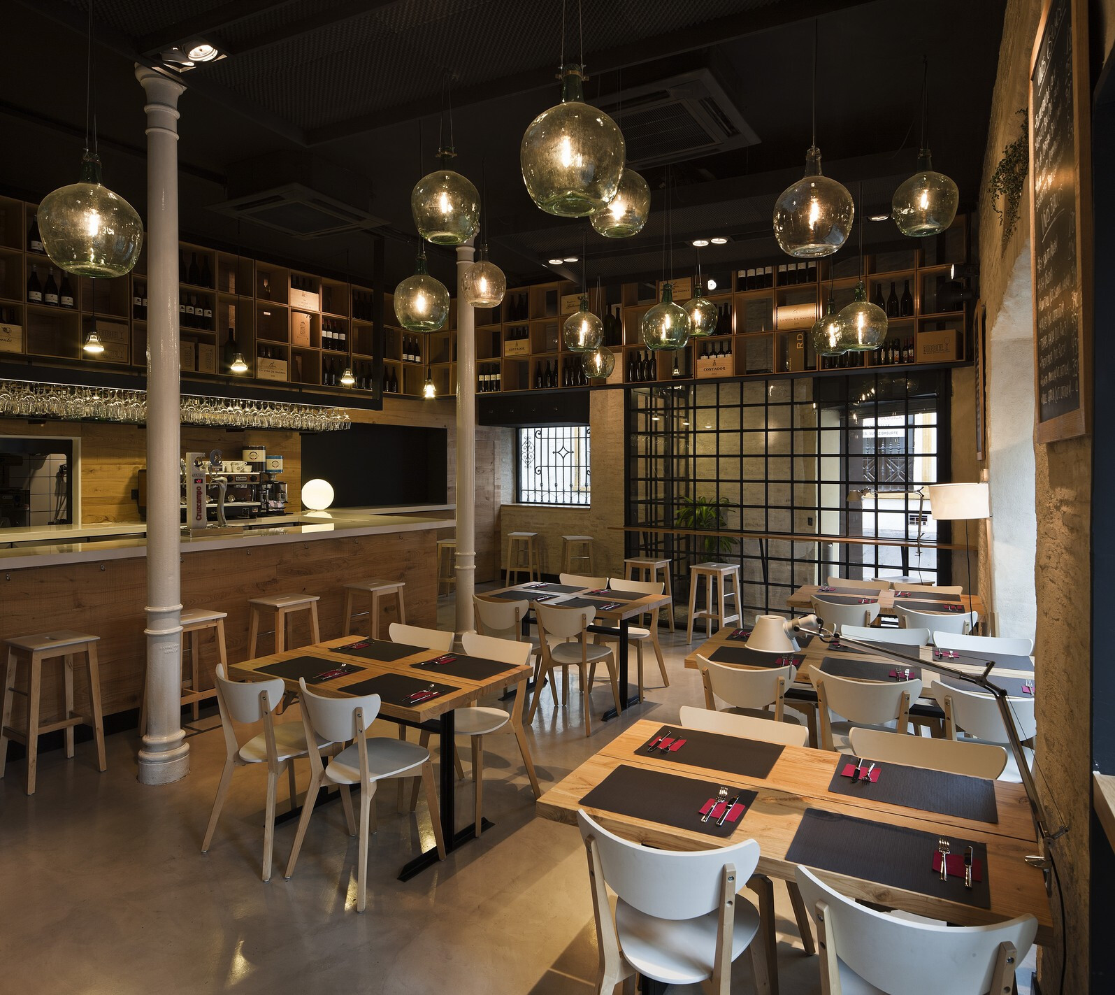 西班牙塞维利亚葡萄酒主题餐厅-22