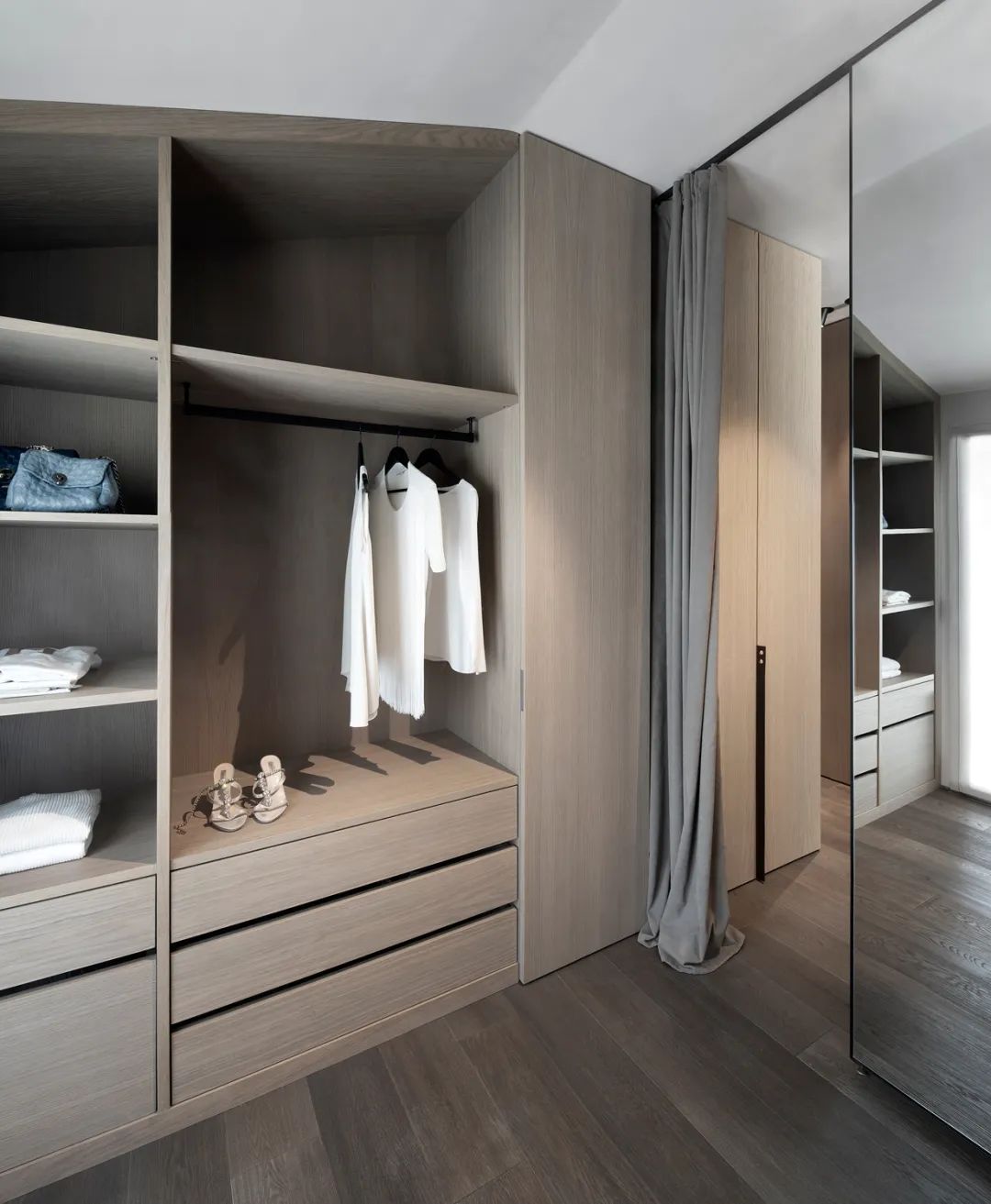 简约现代公寓设计，展现大树装饰品质-23