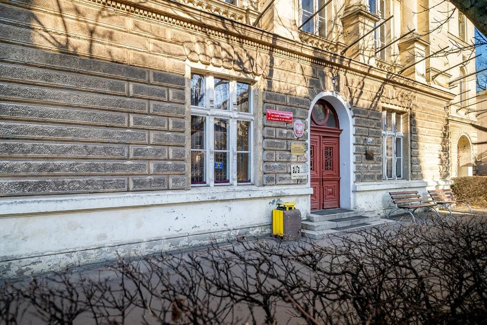 Łódź市第四中学建筑外立面及围栏翻新项目-17