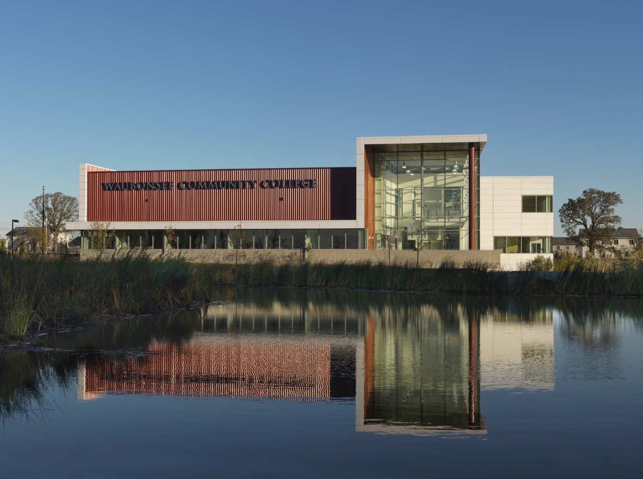 湖畔独立校园，集学习休闲于一体的 Waubonsee Community College Plano Classroom Building-20