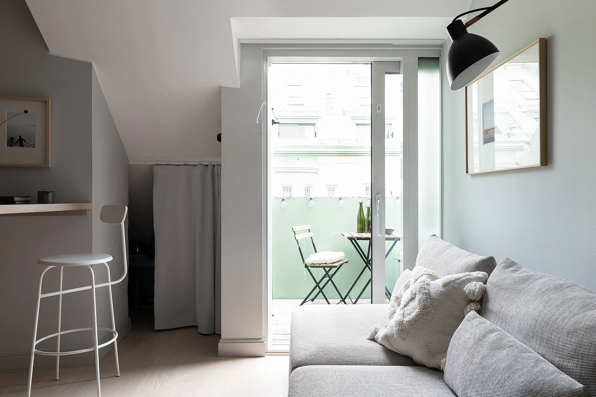 瑞典百年建筑的迷你复式公寓设计-4