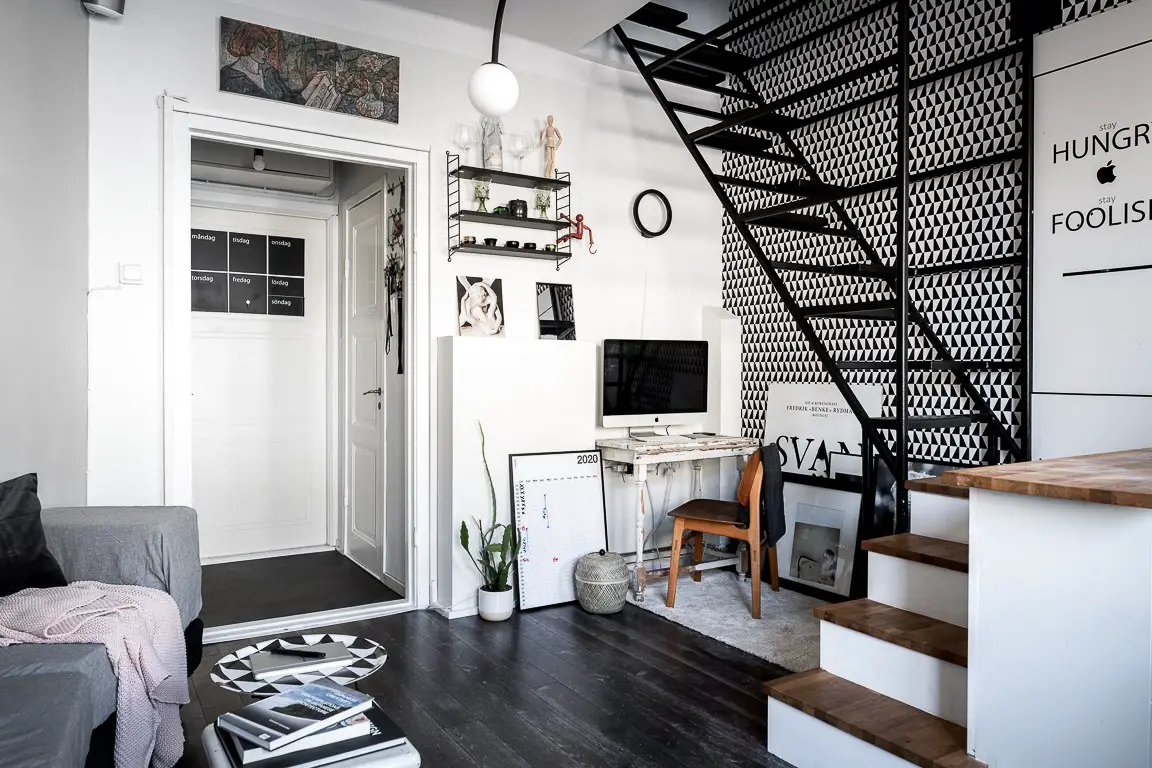 钢质楼梯与黑白墙纸 | 30m²复式公寓的时尚设计-8