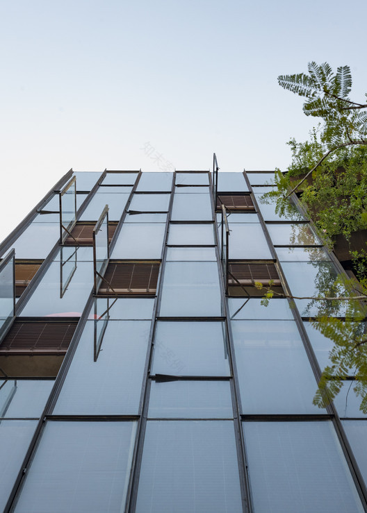 墨西哥城市中心的绿色办公大厦-17