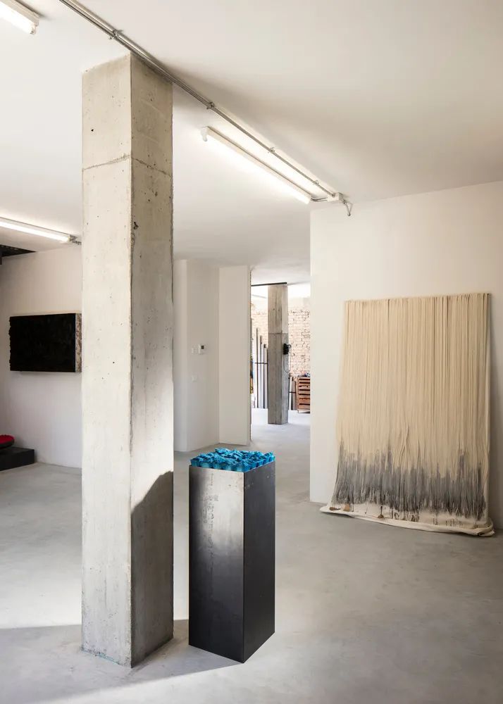 20 世纪 60 年代谷仓变艺术工作室，设计诠释对称性与景观关系-25