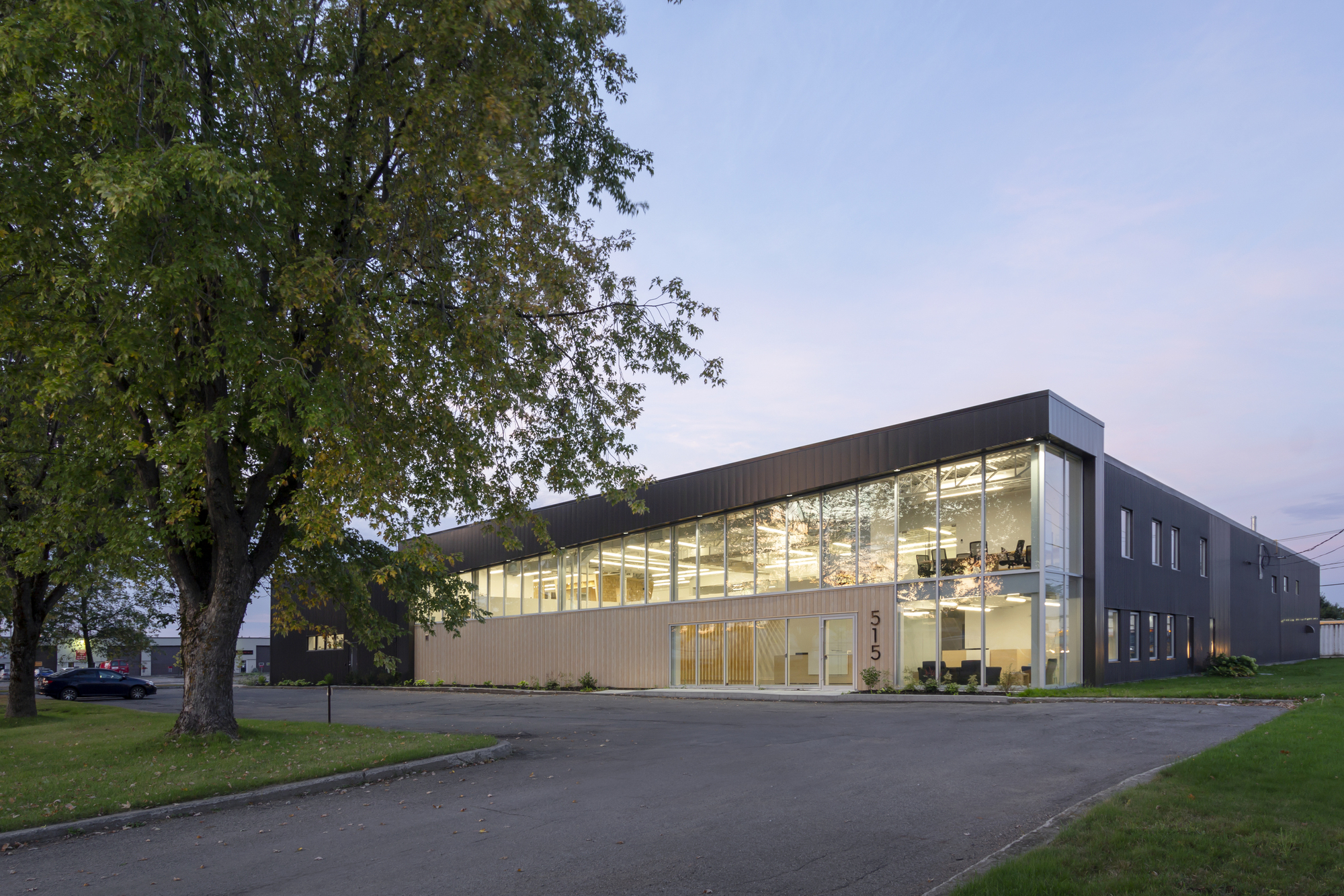 Les Éditions Passe-Temps Offices / Quinzhee Architecture-33