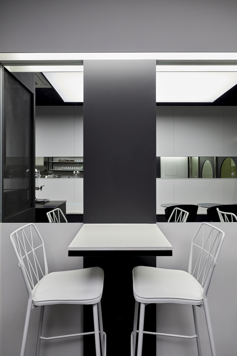 现代黑白灰 18 平米咖啡厅室内设计案例-13