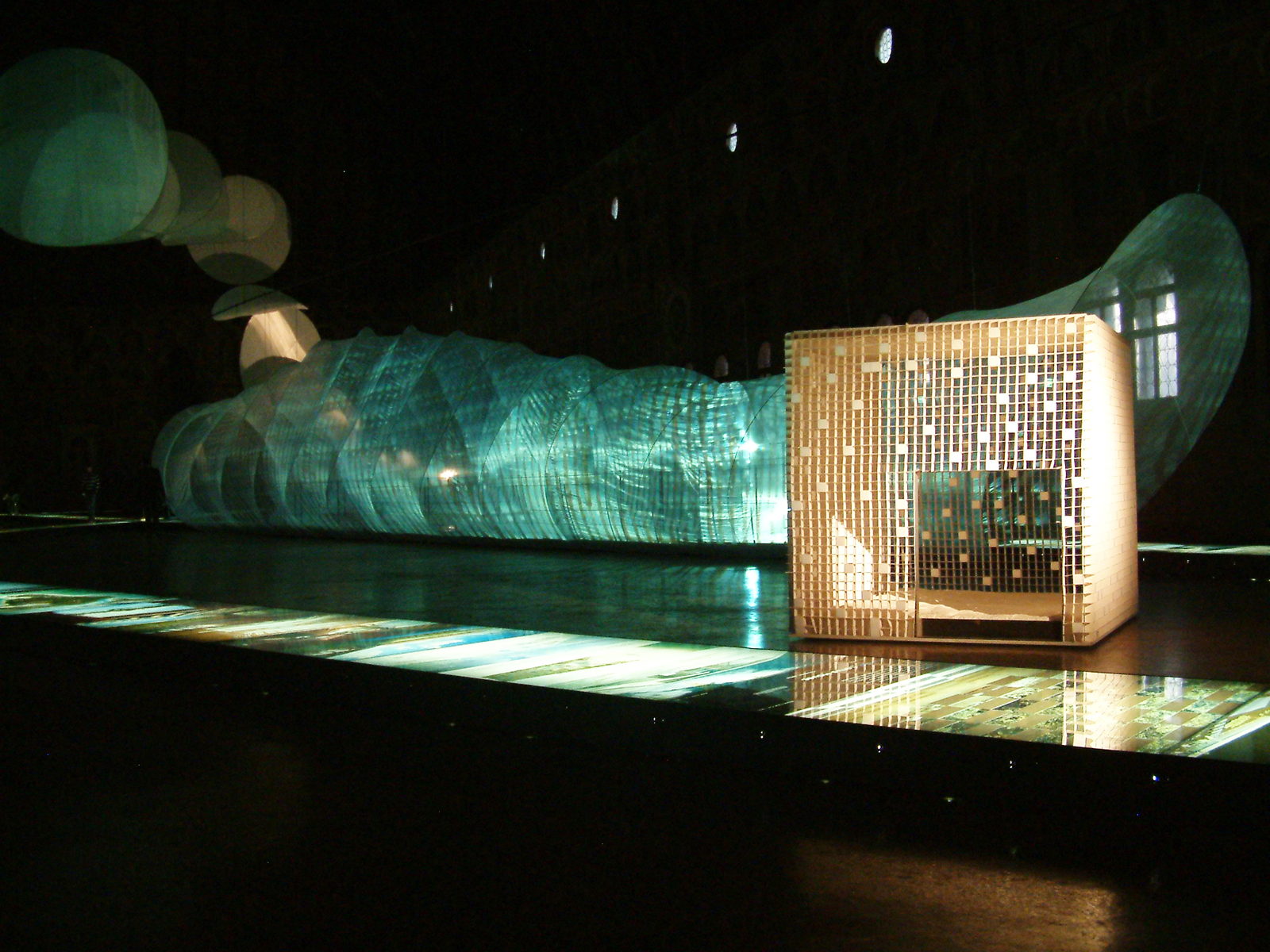 两条鲤鱼(水,土 – 村,城 – 现象学)-3