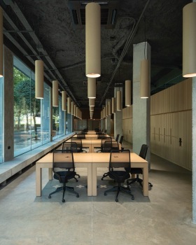 街道边的红十字会丨西班牙格拉纳达丨Tomás García Píriz Studio