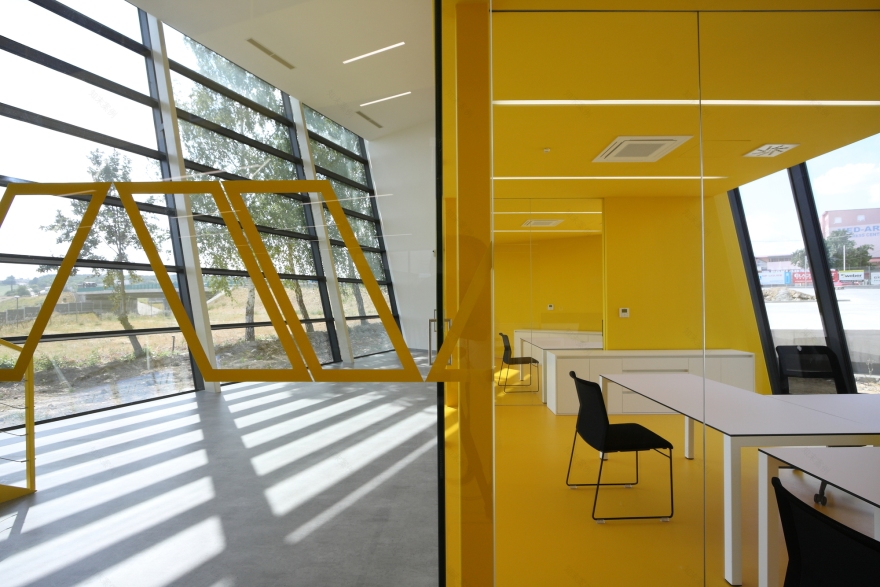 高速公路旁的透明办公建筑-3