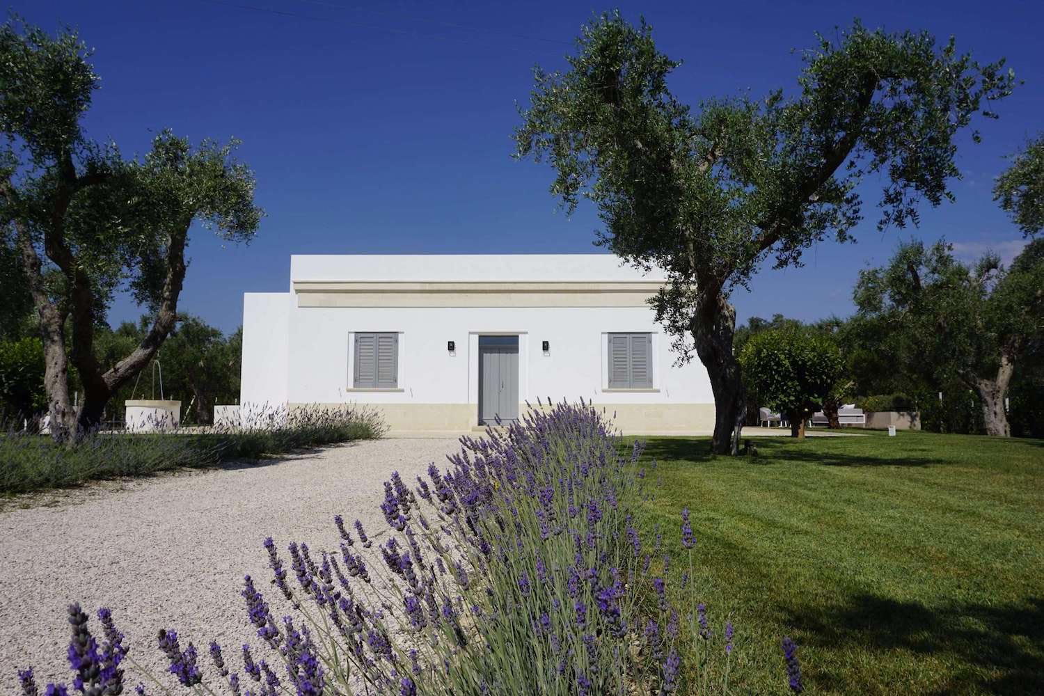 Casa Pinto is a totally white country house characterized by basic volume shapes, surrounded by the olive trees in Salento   CAANdesign  Architecture and home design blog-7