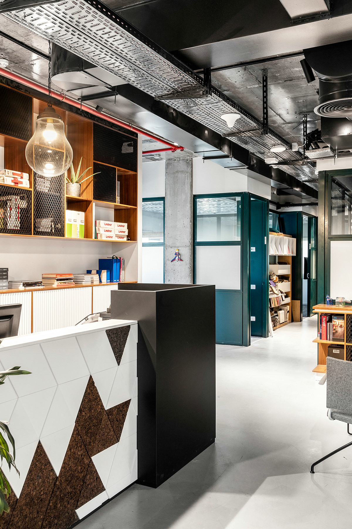 钢筋混凝土下的彩色办公空间-3