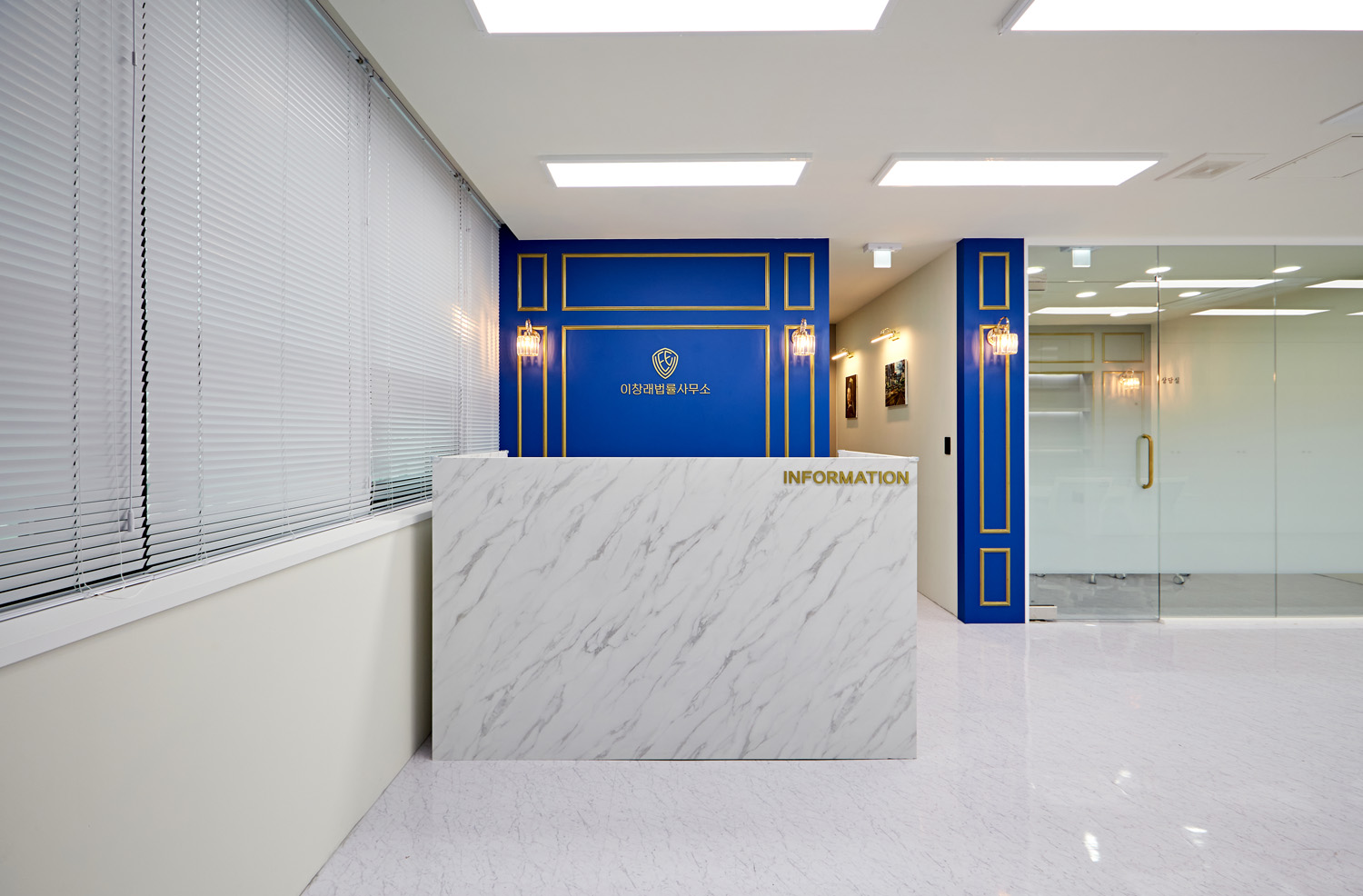 蓝色调的简洁法律事务所室内设计-3