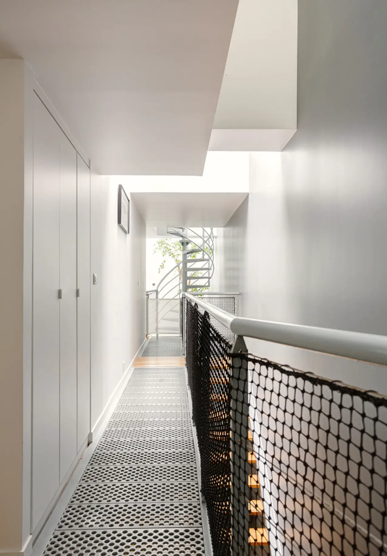 巴黎中心，工业风家庭复式公寓的完美改造-25