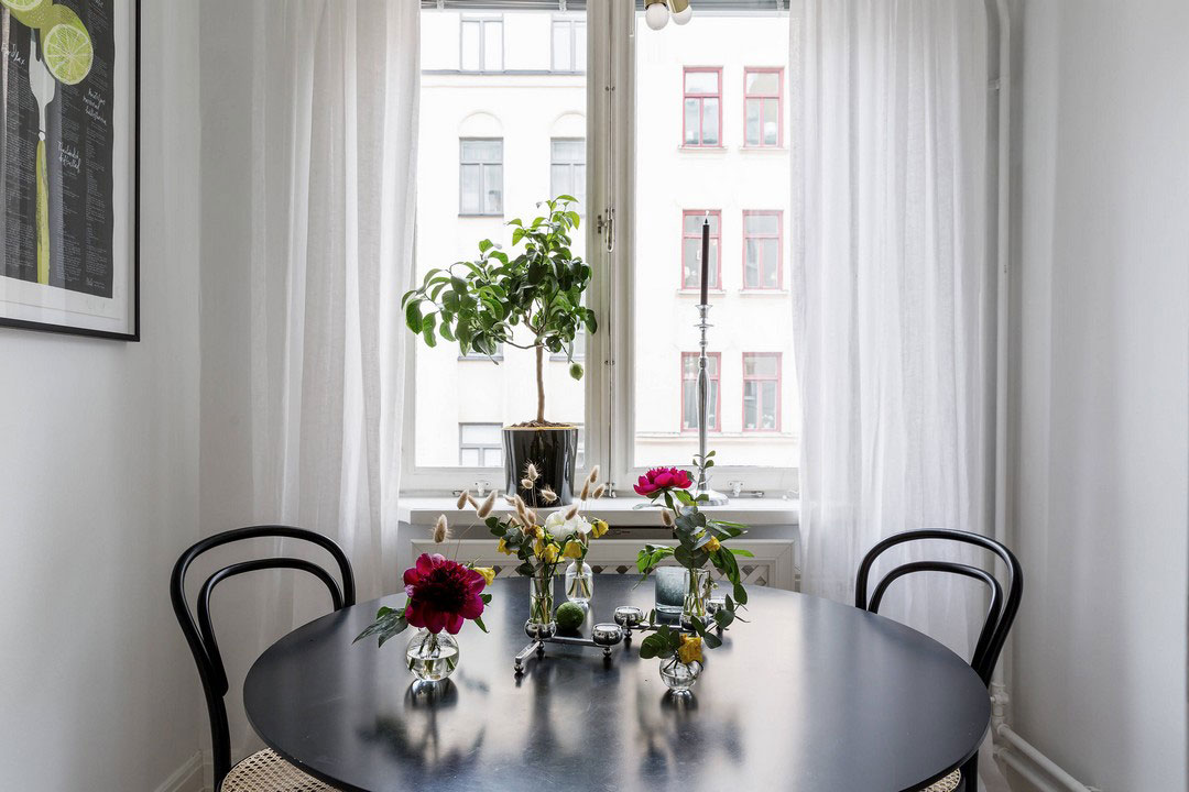 瑞典公寓的暗色调与亮丽装饰-11
