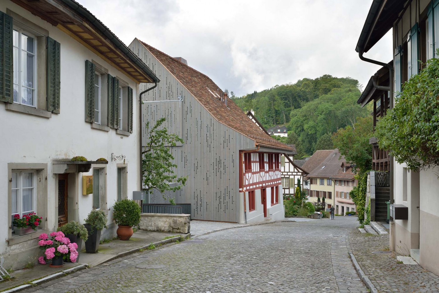 瑞士中世纪小镇新宅 | 传统与现代的完美融合-41