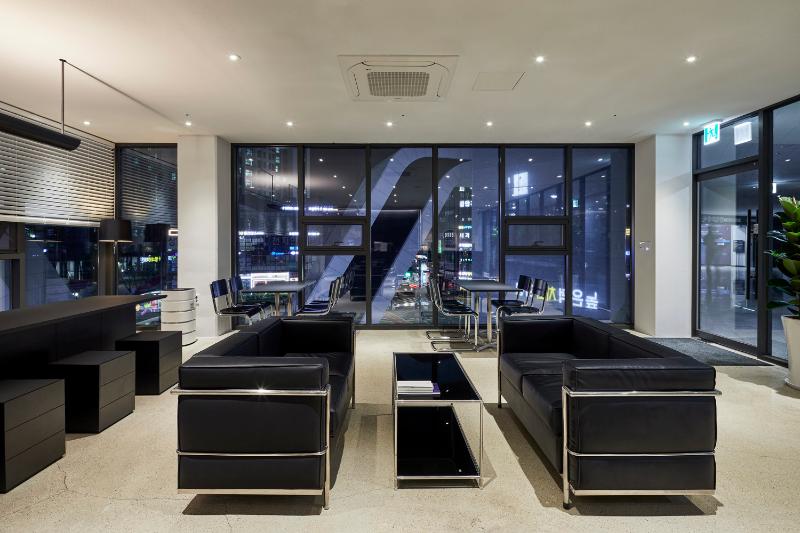 26 平现代简约咖啡厅设计 | 黑白色调的精致空间-9