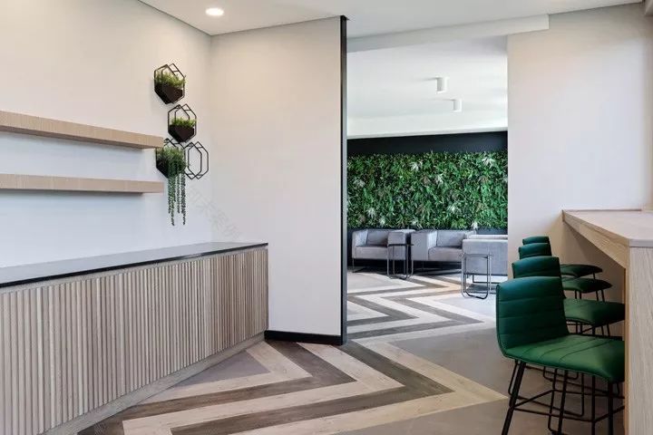 南非约翰内斯堡 Dynamic Technologies 办公室设计 | 活力四溢的多彩空间-19