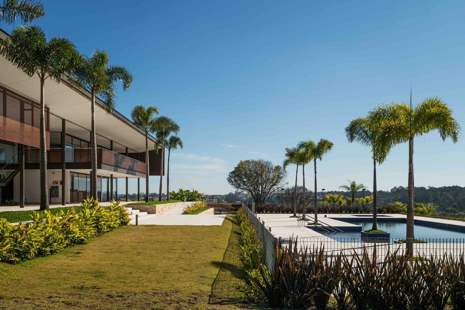 巴西自然景观中的社交俱乐部总部-54