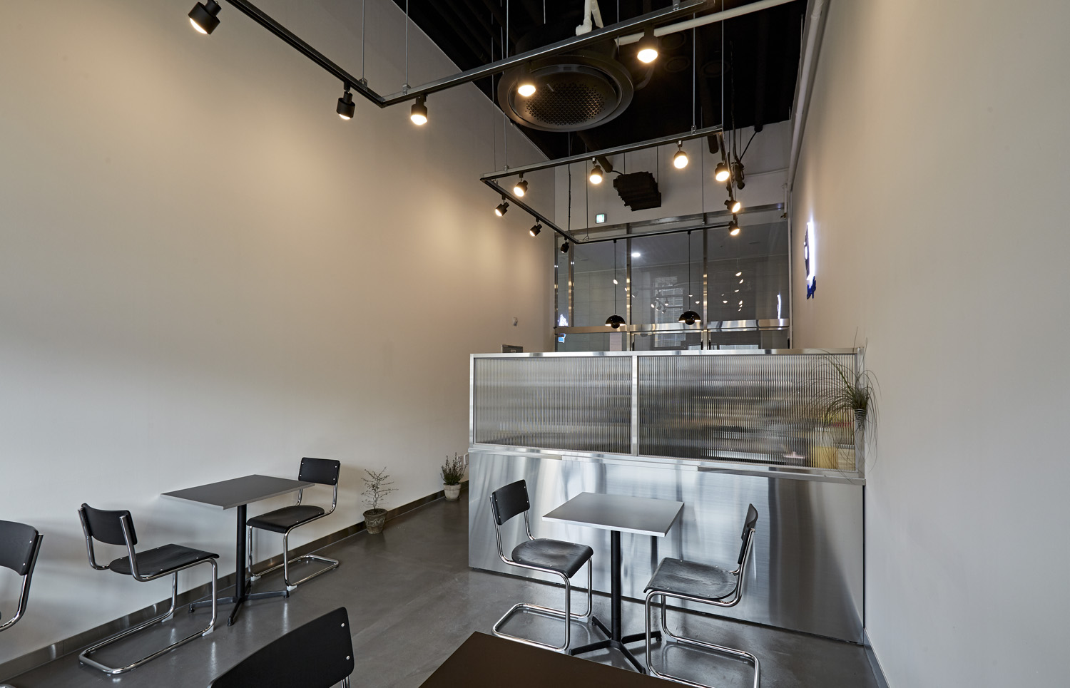 极简风 11 坪咖啡店，打造舒适空间-5