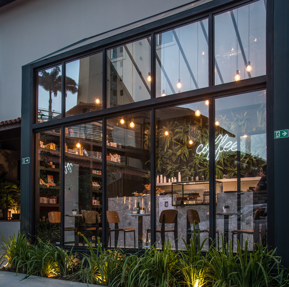 巴西 Coffeetown 咖啡馆 | 绿意盎然的家宅式设计-22