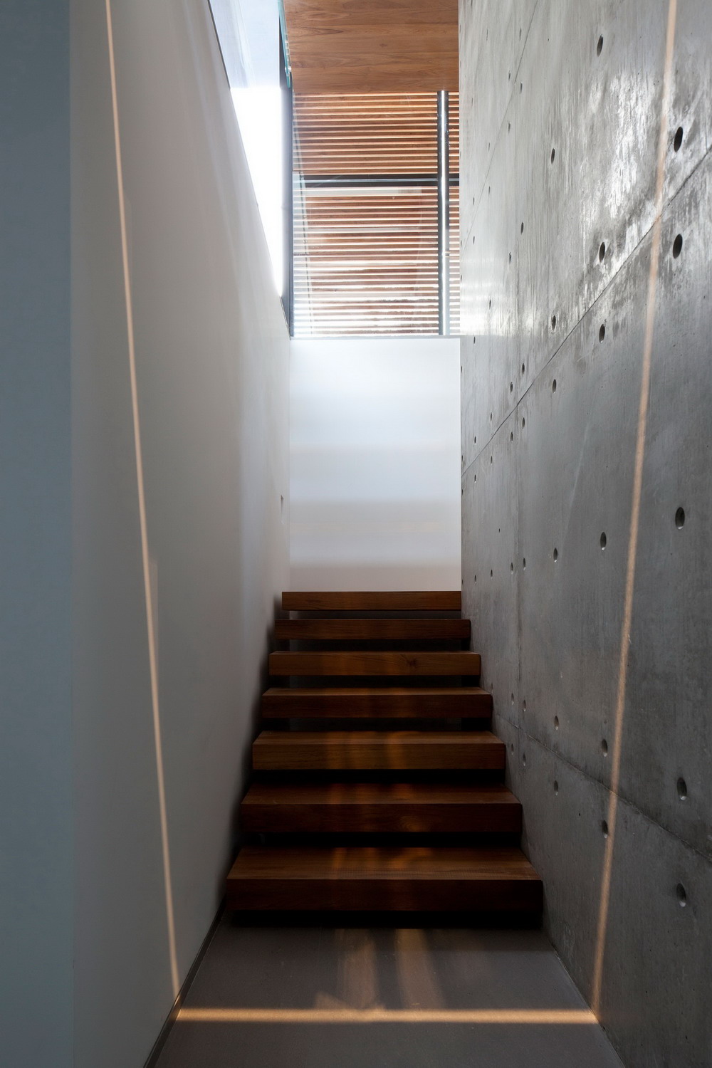 以色列现代百叶窗式住宅，自然光线与户外泳池完美融合-14