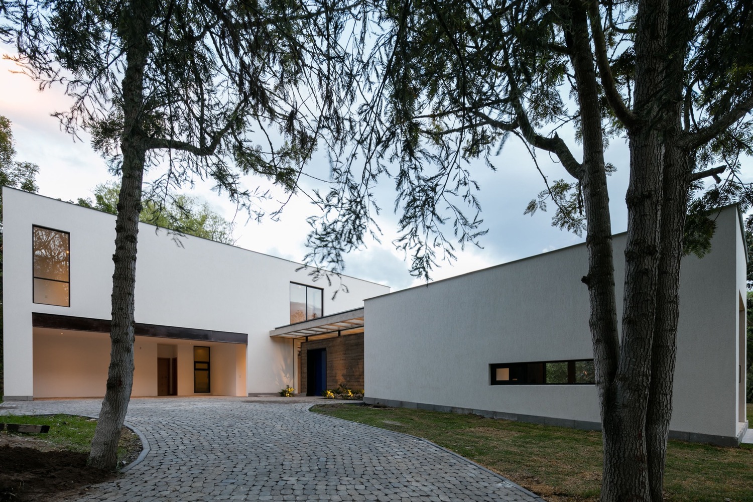 掌案免费分享多个高清别墅场景图，内含别墅户型图-47