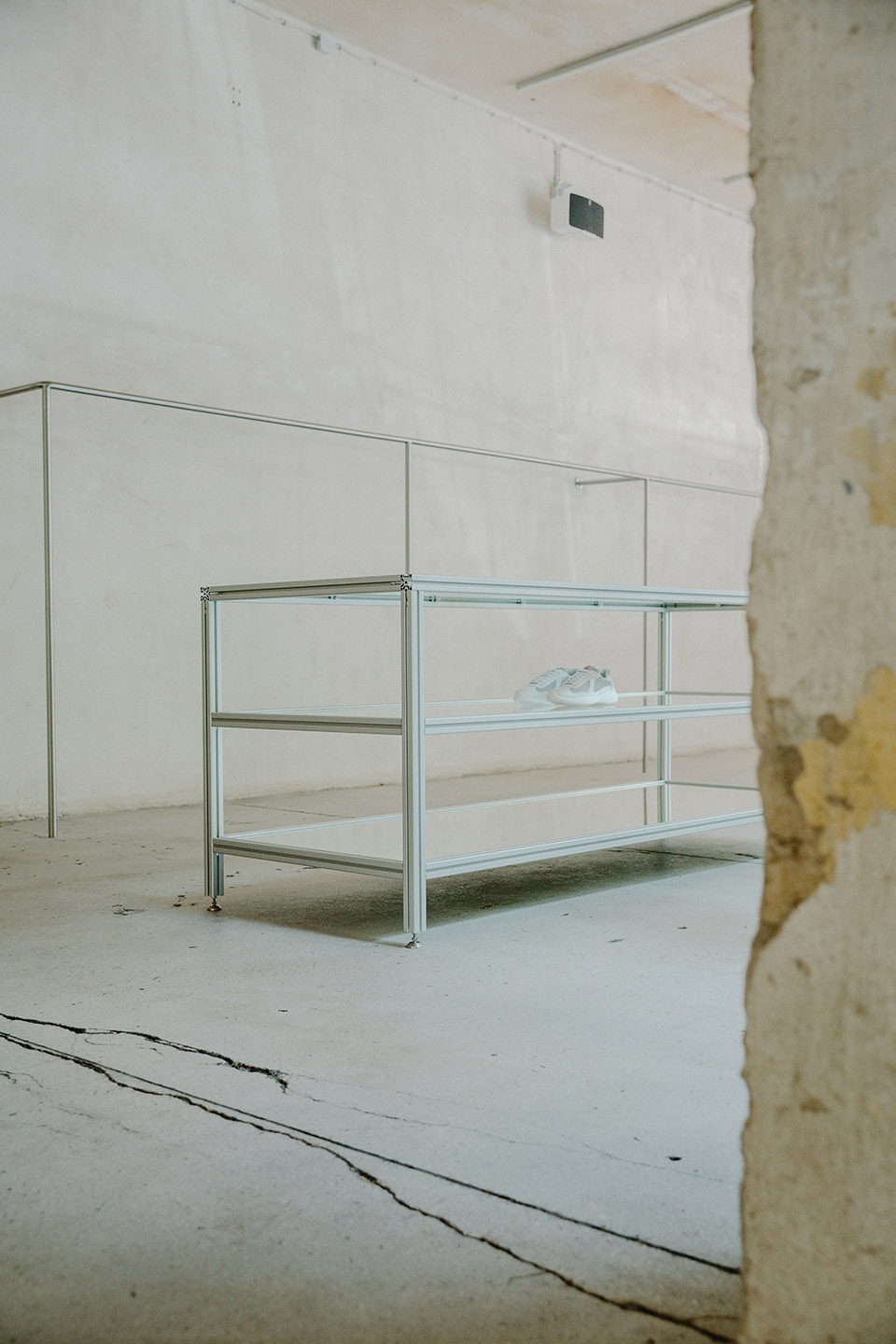 柏林 Voo Store 工业风玻璃展柜设计-8