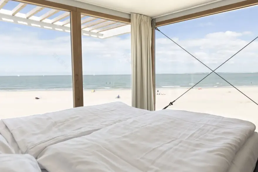 荷兰海滩上的未来主义玻璃小屋-9