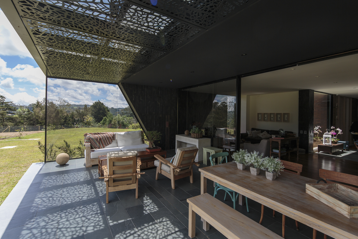 哥伦比亚绿意盎然的四立方体别墅-15