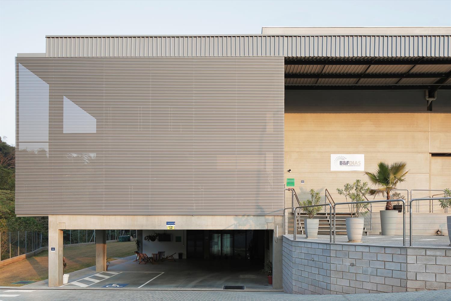 巴西 B&F Dias 工业建筑,尊重自然与现代工业风格的完美结合-8