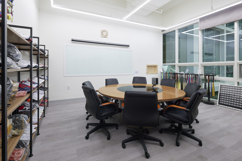 极简白与温暖木的 43 平办公空间设计-6