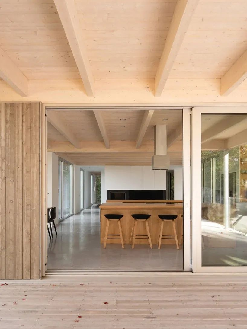 加拿大岩石森林中的木制私人住宅-17