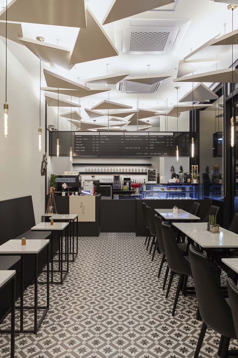 光影黑白咖啡馆 | 极简空间的温馨魅力-4