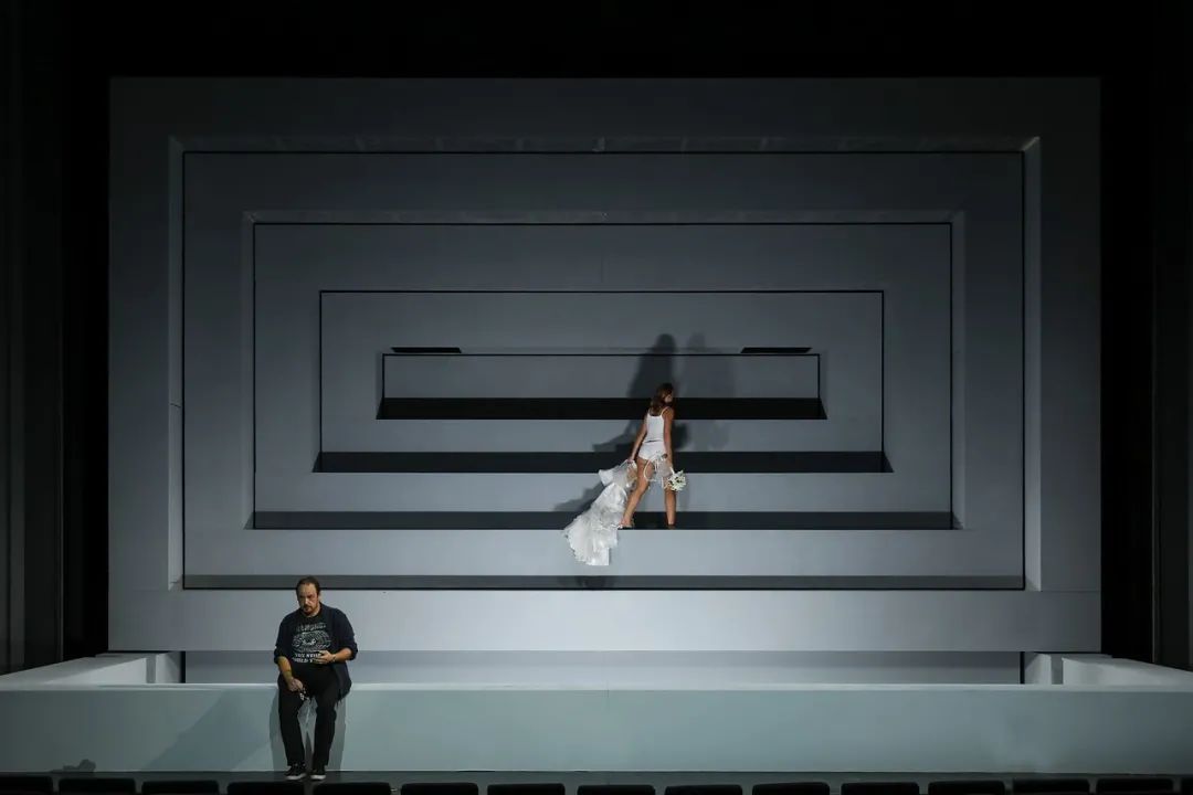 舞台魔法师 | 塞巴斯蒂安·汉纳克的震撼空间美学-12