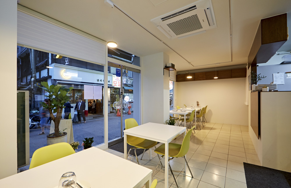 11 平小空间，白色与木质的极简餐厅设计-7