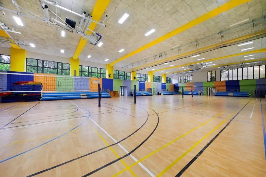 活力色彩打造的地下运动中心-16