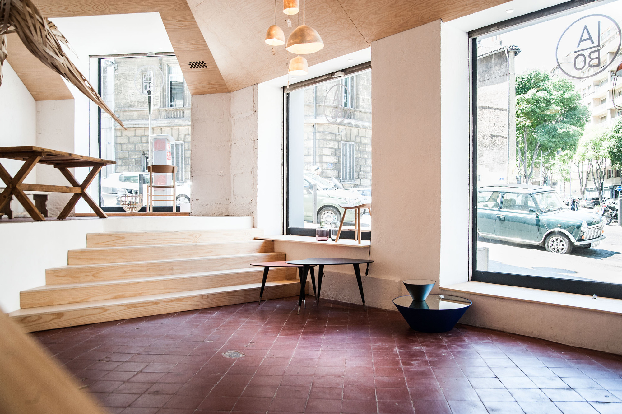 法国马赛百年老屋翻新成商店与展览空间-11